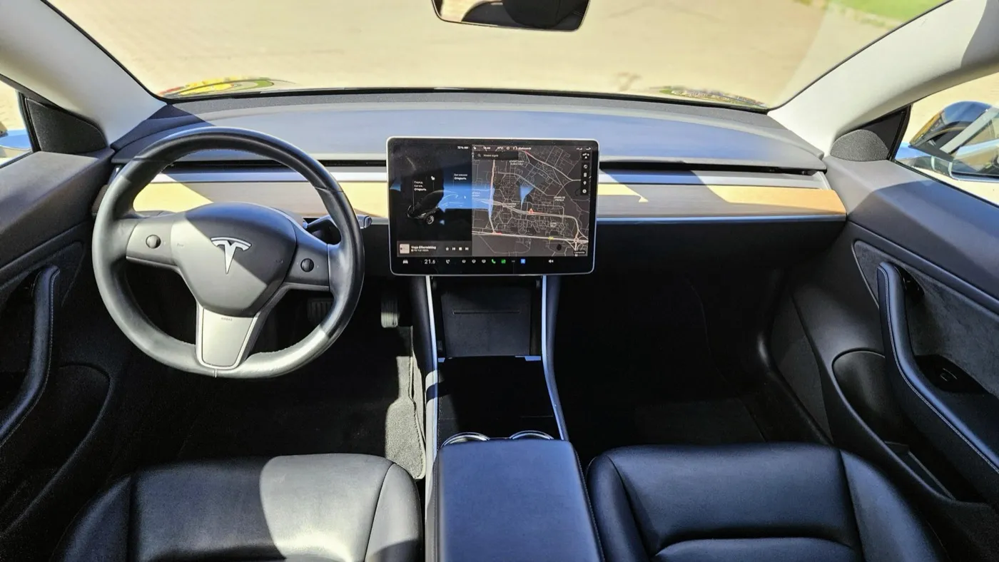 Tesla Model 3 salong — autopiloodi ekraan Tallinna kaardiga